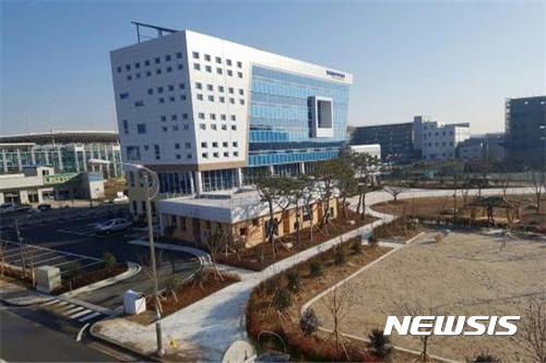 【광주=뉴시스】송창헌 기자 = 평동산단 입주기업들을 지원하고 근로자의 복지증진을 위해 마련된 평동종합비즈니스센터가 9일 개관식을 갖고 본격 운영에 들어간다고 8일 광주시가 밝혔다. 2017.06.08 (사진=광주시 제공) photo@newsis.com