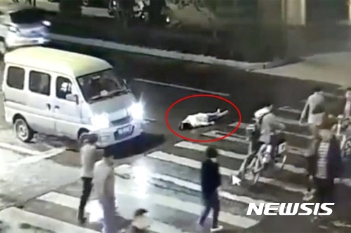 【서울=뉴시스】중국에서 차 사고 당해 의식을 잃은 여성이 도로중앙에 방치됐다가 다시 차에 치여 숨지는 사고가 발생했다. 8일 중국 관차저왕은 지난 4월 21일 저녁 허난(河南)성 주마뎬(駐馬店)시에서 무단횡단하던 한 여성이 뺑소니 차량 사고를 당했고 이후 누구도 도와주지 않아 2차 사고로 사망했다고 보도했다. 사고 현장 모습. (사진출처: 중국 바이두) 2017.06.08