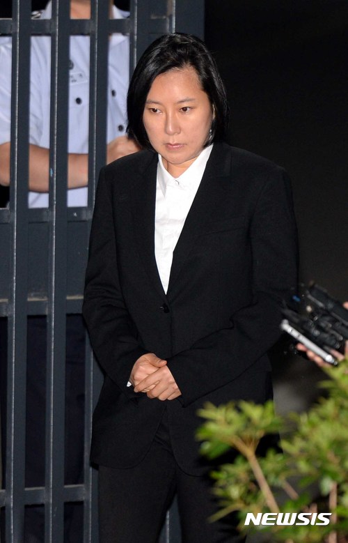 【의왕=뉴시스】고범준 기자 = '국정농단' 사건에 연루돼 구속된 최순실씨의 조카 장시호 씨가 지난해 6월8일 새벽 경기도 의왕시 서울구치소에서 구속 기간 만료로 석방되고 있다. 당시 국정농단 사태에 연루돼 구속된 이들 가운데 풀려난 것은 장씨가 처음이었다. 2017.06.08. bjko@newsis.com