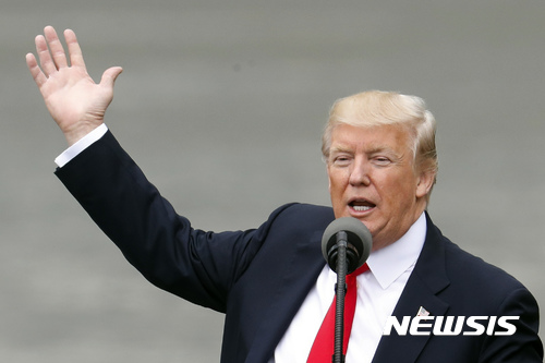 【신시내티=AP/뉴시스】도널드 트럼프 미국 대통령이 7일(현지시간) 오하이오주 신시내티의 리버타운 마리나에서 연설하고 있다. 2017.06.08