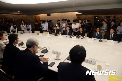 【서울=뉴시스】조성봉 기자 = 이동근(가운데) 대한상의 상근부회장이 8일 오전 서울 중구 대한상공회의소에서 열린 '대한상의-국정기획자문위 간담회'에서 모두 발언을 하고 있다.2017.06.08.suncho21@newsis.com