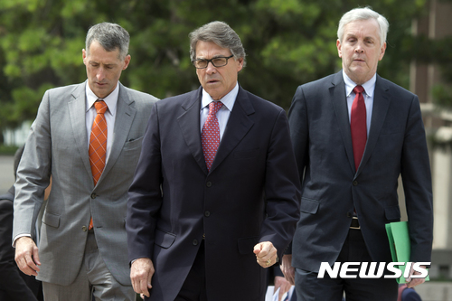 【베이징=AP/뉴시스】릭 페리 미국 에너지 장관(가운데)이 8일 중국 베이징을 방문해 장 가오리 중국 부총리와 만나기 위해 걸어가고 있다. 2017.06.08