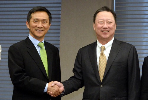 【서울=뉴시스】조성봉 기자 = 김연명(왼쪽) 국정기획자문위원회 사회분과위원장과 박용만 대한상의 회장이 8일 오전 서울 중구 대한상공회의에서 열린 '대한상의-국정기획자문위 간담회'에 앞서 악수를 하고 있다. 2017.06.08. photo@newsis.com