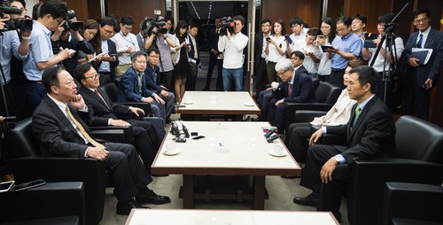 【서울=뉴시스】조성봉 기자 = 박용만(왼쪽) 대한상의 회장과 김연명 국정기획자문위원회 사회분과위원장(오른쪽)이 8일 오전 서울 중구 대한상공회의소에서 열린 대한상의와 국정기획자문위원회 사회분과의 정책간담회에 앞서 티타임을 갖고 있다. 2017.06.08. photo@newsis.com