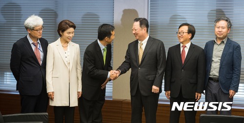 【서울=뉴시스】조성봉 기자 = 김연명 국정기획자문위원회 사회분과위원장과 박용만 대한상의 회장이 8일 서울 중구 대한상공회의소에서 열린 대한상의와 국정기획자문위원회 사회분과의 정책간담회에 앞서 악수하고 있다. 왼쪽부터 오태규 자문위원, 한정애 국회 환노위 민주당 간사, 김 위원장, 박 회장, 이동근 대한상의 상근부회장, 정문주 특별보좌관. 2017.06.08. photo@newsis.com