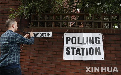 【런던=신화/뉴시스】영국에서 8일(현지시간) 총선투표가 시작됐다. 사진은 한 런던 투표소 입구의 안내 표시 모습. 2017.06.08