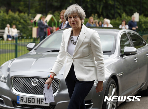 【메이든헤드=AP/뉴시스】테리사 메이 영국 총리가 8일(현지시간) 총선 투표를 위해 잉글랜드 메이든헤드의 투표소에 들어서고 있다. 2017.6.8. 