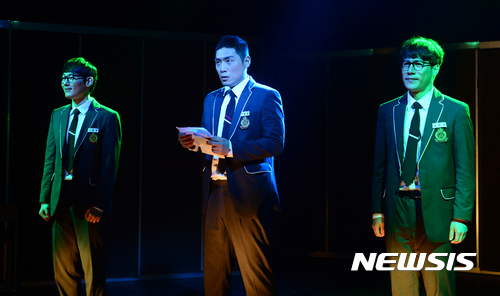 【서울=뉴시스】 권현구 기자 = 8일 오후 서울 종로구 대학로 드림아트센터에서 열린 연극 '모범생들' 프레스콜에서 배우들이 열연을 펼치고 있다.연극 '모범생들'은 오는 8월 27일까지 대학로 드림아트센터 4관에서 선보인다. 2017.06.08. stoweon@newsis.com