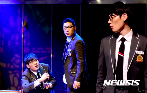 【서울=뉴시스】 권현구 기자 = 8일 오후 서울 종로구 대학로 드림아트센터에서 열린 연극 '모범생들' 프레스콜에서 배우들이 열연을 펼치고 있다.연극 '모범생들'은 오는 8월 27일까지 대학로 드림아트센터 4관에서 선보인다. 2017.06.08. stoweon@newsis.com