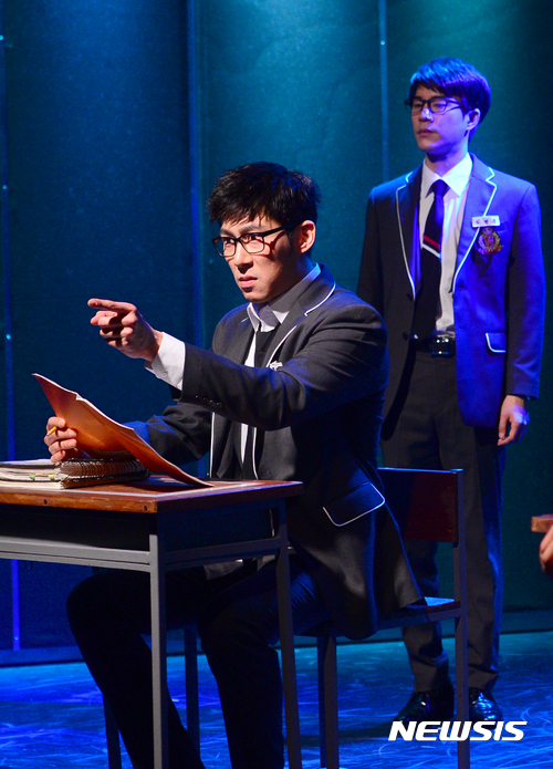 【서울=뉴시스】 권현구 기자 = 8일 오후 서울 종로구 대학로 드림아트센터에서 열린 연극 '모범생들' 프레스콜에서 배우들이 열연을 펼치고 있다.연극 '모범생들'은 오는 8월 27일까지 대학로 드림아트센터 4관에서 선보인다. 2017.06.08. stoweon@newsis.com