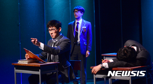 【서울=뉴시스】 권현구 기자 = 8일 오후 서울 종로구 대학로 드림아트센터에서 열린 연극 '모범생들' 프레스콜에서 배우들이 열연을 펼치고 있다.연극 '모범생들'은 오는 8월 27일까지 대학로 드림아트센터 4관에서 선보인다. 2017.06.08. stoweon@newsis.com