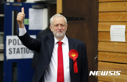 【런던=AP/뉴시스】 제러미 코빈 영국 노동당 당수가 8일 런던 투표소에 투표해 들어가기 엄지를 들어보이고 있다. 2017. 6. 8.&nbsp; 