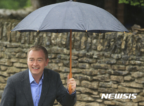 【켄들=AP/뉴시스】 영국 자유민주당의 팀 패런 당수가 8일 잉글랜드 켄들 선거구에서 투표하기 위해 우산을 쓰고 스톤크로스 매너 호텔에 차려진 투표소에 도착하고 있다. 자민당은 여론조사에서 5%~8%의 지지를 얻고 있다. 2017. 6. 8.