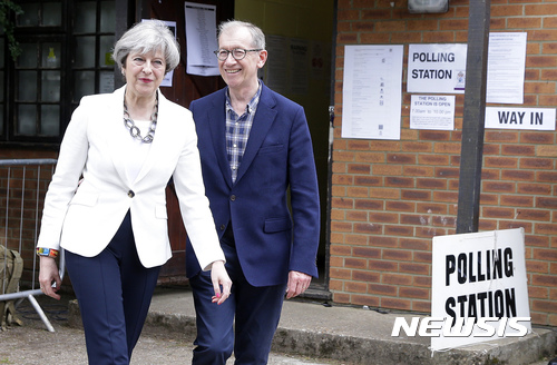 【메이든헤드=AP/뉴시스】 테리사 메이 영국 총리가 8일 남편 필립과 함께 선거구인 잉글랜드 메이든헤드 투표소에서 투표를 마치고 나오고 있다. 2017. 6. 8.