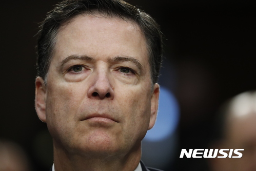 【워싱턴=AP/뉴시스】제임스 코미 전 미국 연방수사국(FBI) 국장이 2017년 6월8일 워싱턴 상원 정보위 청문회에 출석해 도널드 트럼프 대통령으로부터의 러시아 내통의혹 수사 압력에 관해 증언하기 전 의장 발언을 듣고 있다. 트럼프 대통령은 코미 전 국장에게 마이클 플린 전 국가안보보좌관의 판단력에 대해 심각하게 우려하고 있다고 말한 것으로 19일(현지시간) 미 의회에 제출된 코미 전 국장의 메모에서 드러났다. 2018.4.20