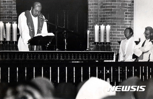 【서울=뉴시스】 김승훈 신부가 박종철 고문치사 축소조작 사건을 폭로했다. 천주교정의구현전국사제단이 “박종철군 고문치사사건의 진상이 조작됐다”고 밝히자 언론은 진실을 보도했다. 5월27일 재야와 민주당이 연합, 민주헌법쟁취국민운동본부를 결성했다. 동아일보 