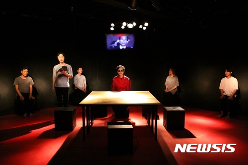 【서울=뉴시스】 '권리장전2016 검열각하'의 '해야된다' 중 '초인' 에피소드. 2017.06.09. (사진 = 남산예술센터 제공) photo@newsis.com