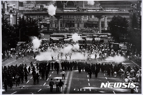 【서울=뉴시스】 서울역 앞. 국민운동본부는 전국에서 6·26 국민평화대행진을 열었다. 50여곳에서 150만명이 거리로 나왔다. 서울역 앞 집회에서 전투경찰은 최루탄을 난사했다. 3500명이 이날 시위로 체포됐다. 구와바라 시세이