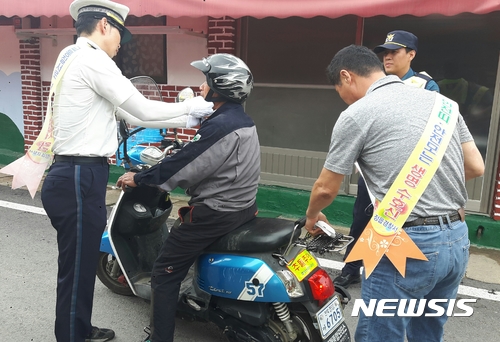 【정읍=뉴시스】김종효 기자 = 10일 전북 정읍경찰서는 이륜차 운전자들의 안전불감증에 따른 사고 발생의 위험이 높아짐에 따라 '찾아가는 안전교육·홍보'와 함께 강력한 단속을 펼쳐 나가겠다고 밝혔다. 경찰관들이 이륜차 운전자에게 올바른 안전모 착용법을 가르쳐주며 안전운전을 당부하고 있다. 2017.06.10. (사진 = 정읍경찰서 제공) photo@newsis.com