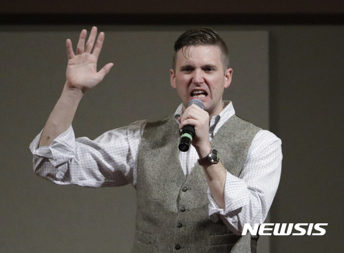 【디트로이트 (미 미시간주) = AP/뉴시스】 = 미시간 주립대학은 미국 극우보수파 단체를 이끌고 있는 리처드 스펜서(사진)가 신청한 극우파 단체의 장소사용 신청을 거부했다고 17일 (현지시간 ) 밝혔다. 이 대학은 최근 샬러츠빌에서 일어난 극우파의 차량돌진 사건을 예로 들면서 대학 캠퍼스의 안전이 최우선이라고 강조했다.&nbsp; 