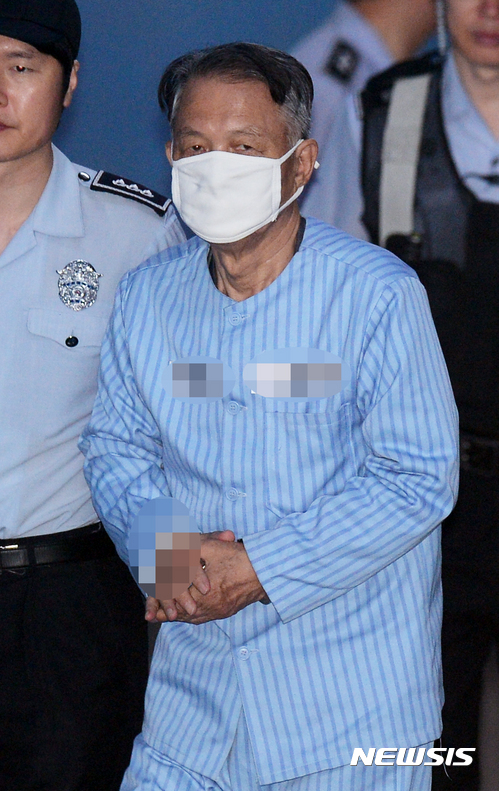 【서울=뉴시스】임태훈 기자 = 김기춘 전 청와대 비서실장이 9일 오전 서울 서초구 서울중앙지방법원에서 열린 '문화계 블랙리스트' 24차 공판에 출석하기 위해 법정으로 향하고 있다. 2017.06.09. taehoonlim@newsis.com