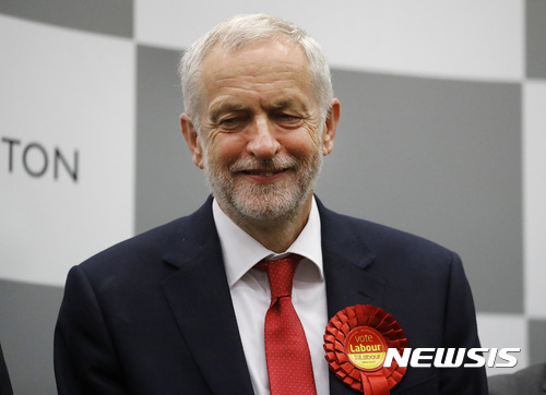 【이슬링턴=AP/뉴시스】제러미 코빈 영국 노동당 대표가 9일(현지시간) 지역구인 런던 이슬링턴에서 연임이 확정되자 미소짓고 있다. 2017.6.9.