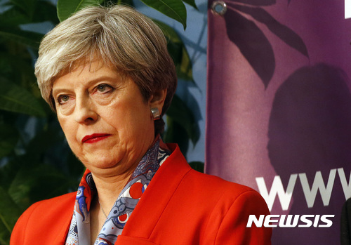 【메이든헤드=AP/뉴시스】테리사 메이 영국 총리가 8일(현지시간) 지역구인 잉글랜드 메이든헤드에서 총선 결과를 듣고 있다. 2017.6.9.