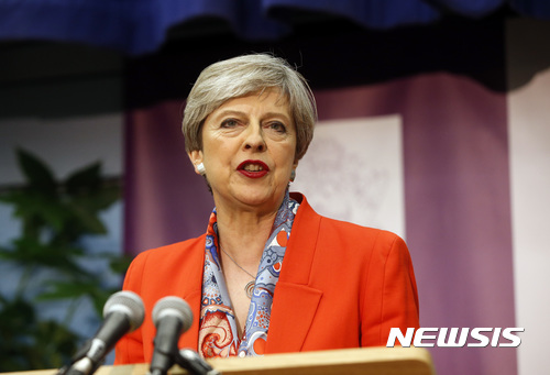 【런던=AP/뉴시스】 테리사 메이 영국 총리가 8일(현지시간) 메이든헤드에서 자신의 당선이 확정되자 당선 소감을 밝히고 있다. 그는 이날 연설에서 보수당이 안정을 보장할 수 있다고 강조했다. 2017.06.09 