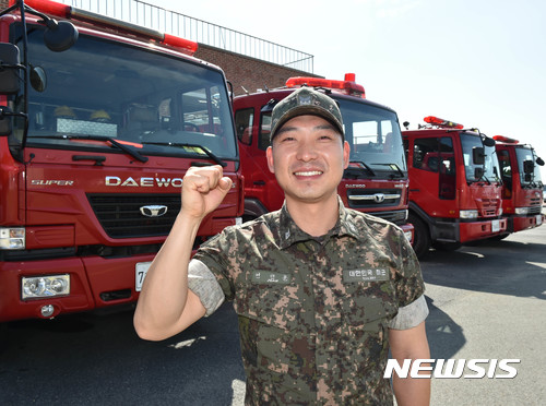 【부산=뉴시스】 하경민 기자 = 지난 1일 부산 해운대구 재송시장에서 해군 부사관이 발작 증세를 보인 운전자가 몰던 차량을 세워 운전자를 구하고 대형사고를 막은 사실이 뒤늦게 알려졌다.사진은 주인공인 해군작전사령부 부산기지전대 소속 전민훈 중사. 2017.06.09. (사진=해군작전사령부 제공) <a href="mailto:yulnetphoto@newsis.com">yulnetphoto@newsis.com</a>