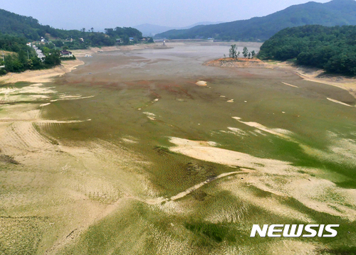 【안성=뉴시스】 엄태수 기자 = 지난 6일과 7일 전국적으로 단비가 내렸지만 계속되는 가뭄으로 9일 경기 안성시 금광면 금광호수가 바닥을 드러내고 있다. 2017.06.09photoaum@newsis.com