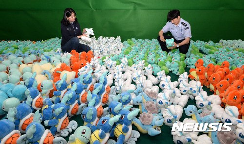 【서울=뉴시스】고범준 기자 = 지난해 6월9일 오후 서울 강남구 언주로 서울본부세관 압수창고에서 직원들이 인형 뽑기방에 공급되는 압수된 가짜 봉제인형들을 살펴보고 있다.&nbsp; 2017.06.09. bjko@newsis.com