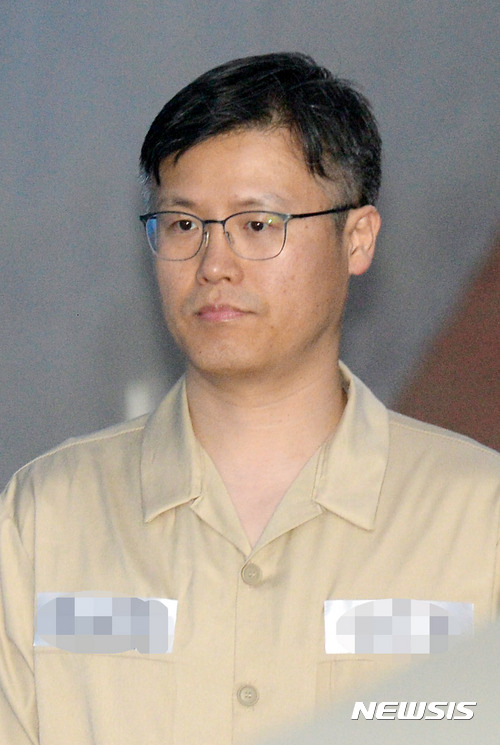 【서울=뉴시스】임태훈 기자 = 정호성 전 청와대 부속비서관이 9일 오후 서울 서초구 서울중앙지방법원에서 열린 '문화계 블랙리스트' 24차 공판에 증인으로 출석하기 위해 법정으로 향하고 있다. 2017.06.09. taehoonlim@newsis.com