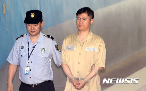 【서울=뉴시스】임태훈 기자 = 정호성 전 청와대 부속비서관이 9일 오후 서울 서초구 서울중앙지방법원에서 열린 '문화계 블랙리스트' 24차 공판에 증인으로 출석하기 위해 법정으로 향하고 있다. 2017.06.09. taehoonlim@newsis.com