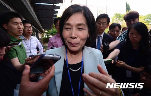 【서울=뉴시스】전신 기자 = 최민희 전 의원이 지난해 6월 국정기획자문위원회에서 열린 통신료 인하방안 관련 비공개 간담회를 마친 후 취재진의 질문을 받고 있다. 2017.06.09. photo1006@newsis.com