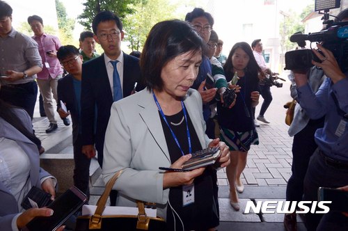 【서울=뉴시스】전신 기자 = 최민희 국정기획위 경제2분과 자문위원이 지난해 6월9일 서울 종로구 통의동 금융감독원 연수원에 마련된 국정기획자문위원회 비공개 간담회를 마친 후 취재진의 질문을 받고 있다. 2017.06.09. photo1006@newsis.com
