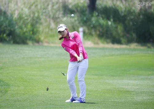 【서울=뉴시스】 9일 제주시 엘리시안 제주CC에서 열린 '제11회 S-OIL 챔피언십' 1라운드 17번홀에서 최가람이 어프로치샷을 하고 있다. 2017.06.09. (사진=KLPGA 제공) photo@newsis.com