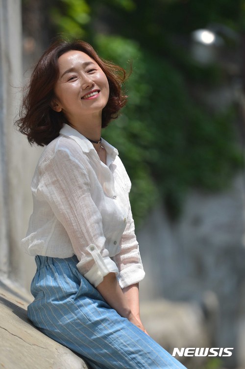 【서울=뉴시스】고승민 기자 = 연극 '대학살의 신'에서 베로니끄 역을 맡은 배우 이지하가 8일 오후 서울 대학로의 한 카페에서 뉴시스와 인터뷰 전 포즈를 취하고 있다. 2017.06.12. kkssmm99@newsis.com