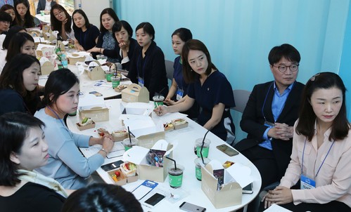 【서울=뉴시스】 서울 광화문 한글공원 내 열린광장에 있는 '광화문1번가'에서 고민정 부대변인이 '직장맘 20명과 함께 '점심 번개(갑자기 잡은 약속)'를 갖고 직장맘의 고충을 청취하고 있다. 2019.02.20. (사진= 뉴시스 DB)