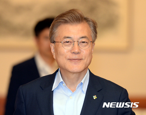 【서울=뉴시스】전진환 기자 = 문재인 대통령이 9일 오후 청와대 충무실로 김동연 신임 경제부총리 겸 기획재정부장관에게 임명장을 수여하기 위해 입장하고 있다. 2017.06.09. amin2@newsis.com