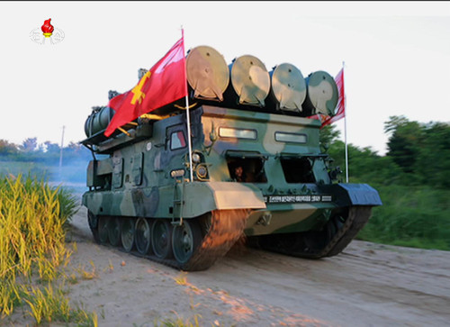 【서울=뉴시스】 북한 조선중앙TV는 김정은 국무위원장이 국방과학원에서 새로 개발한 신형 지대함 순항미사일 시험발사를 현지지도했다고 9일 보도했다. 이 자리에는 황병서, 리병철, 리영길, 김정식, 정승일이 동행했다. 2017.06.09. (출처 = 조선중앙TV 캡처) photo@newsis.com