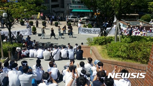 【서울=뉴시스】 심동준 기자 = 10일 오후 서울 중구 명동성당에서 시민사회 연대체인 '6월민주항쟁 30년사업추진위원회'가 주도하는 거리굿 행사가 진행 중이다. 행사에서는 몸짓패와 풍물패의 공연이 진행됐다. 2017.06.10 s.won@newsis.com