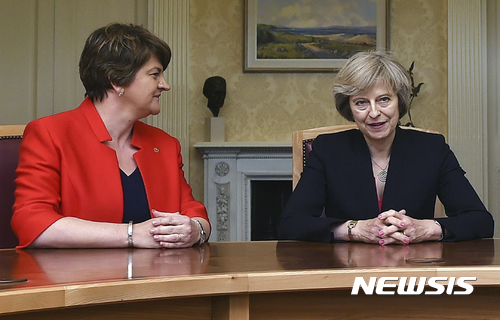 【벨파스트=AP/뉴시스】테리사 메이 영국 총리(오른쪽)가 2016년 7월 25일 북아일랜드 수도 벨파스트에서 민주연합당(DUP)의 알린 포스터 대표와 회담하고 있다. 2017.6.11. 