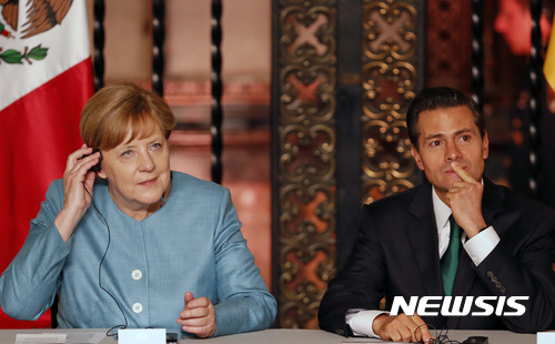 【멕시코시티=AP/뉴시스】 멕시코를 방문한 앙겔라 메르켈 독일 총리(오른쪽)가 9일(현지시간) 멕시코 멕시코시티에 있는 대통령궁에서 엔리케 페냐 니에토 멕시코 대통령과 정상회담을 가진 후 공동성명을 발표하고 있다. 2017.06.10. 