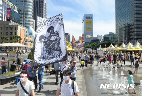 【서울=뉴시스】최동준 기자 = 10일 6월민주항쟁30년사업추진위원회 주최로 열린 '민주시민대동제 6.10민주난장' 참가자들이 서울 광화문광장에서 6.10 민주항쟁을 재연하며 행진하고 있다. 2017.06.10. photocdj@newsis.com