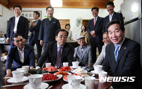 【영광=뉴시스】신대희 기자 = 취임 뒤 첫 고향 방문에 나선 이낙연 국무총리가 10일 오후 전남 영광군 법성면 용덕리 '박막마을' 자신의 생가에서 주민들과 덕담을 나누고 있다. 2017.06.10. sdhdream@nesis.com