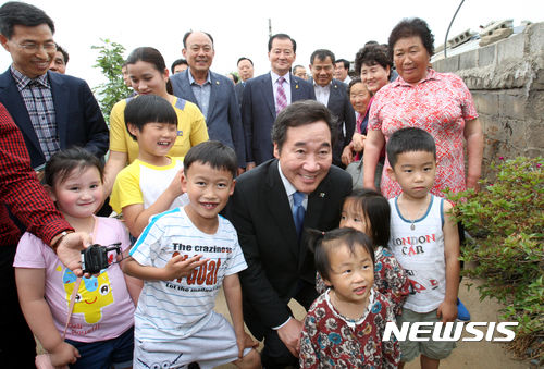 【영광=뉴시스】신대희 기자 = 취임 뒤 첫 고향 방문에 나선 이낙연 국무총리가 10일 오후 전남 영광군 법성면 용덕리 '박막마을' 자신의 생가 주변에서 아이들과 기념사진을 찍고 있다. 2017.06.10. sdhdream@nesis.com