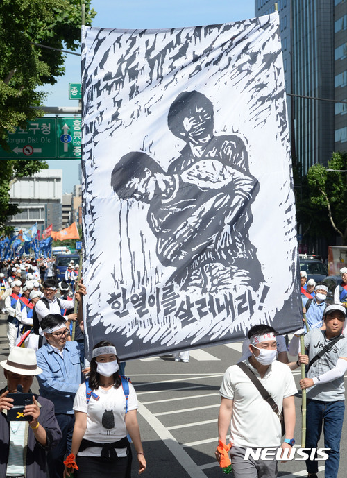 【서울=뉴시스】최동준 기자 = 10일 6월민주항쟁30년사업추진위원회 주최로 열린 '민주시민대동제 6.10민주난장' 참가자들이 서울 종로일대에서 6.10 민주항쟁을 재현하며 행진하고 있다. 2017.06.10. photocdj@newsis.com
