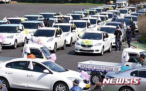 지난해 3월 제주종합경기장에서 용담 해안도로와 중앙로 사거리를 잇는 전기차 랠리에 참가한 전기차.(뉴시스 DB)