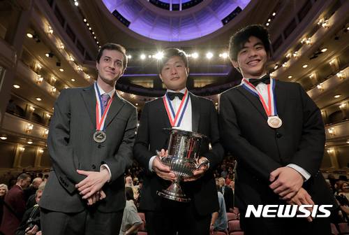 ·【서울=뉴시스】 왼쪽부터 2위 케네스 브로버그, 1위 선우예권, 3위 다니엘 수. '제15회 반 클라이번 콩쿠르' 입상자들. 2017.06.11. (사진 = 반 클라이번 콩쿠르 페이스북 캡처) photo@newsis.com&nbsp; 