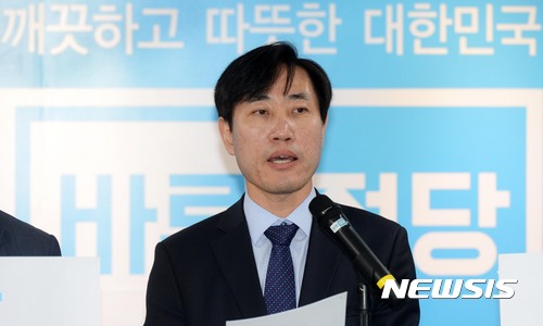 【서울=뉴시스】홍효식 기자 = 바른정당 하태경 의원이 11일 오후 서울 여의도 바른정당 당사에서 당대표 출마 선언을 하고 있다.  이날 하 의원은 "국민이 염원하는 보수의 세대교체와 정치혁명을 완수하기 위해 당대표 경선에 출마한다"며, "낡고 칙칙한 보수를 깨끗하게 청산하고 신선하고 유능한 미래보수, 밝고 당당한 젊은보수의 시대를 열겠다"고 덧붙였다. 2017.06.11.  yesphoto@newsis.com